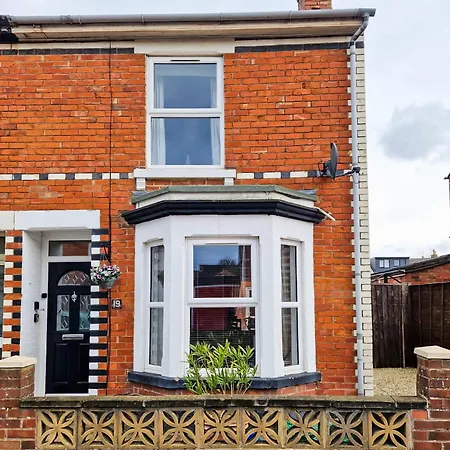 Tudor Delightful House Central Gloucester By Staystaycations Exterior photo